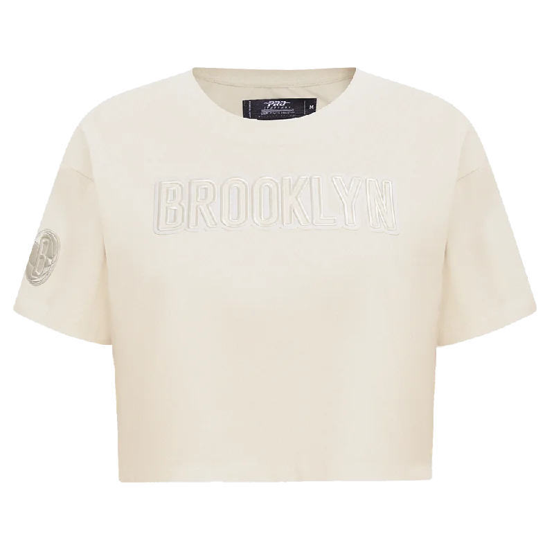 NBA BROOKLYN NETS NEUTRAL WOMEN'S BOXY TEE (EGGSHELL) Asymmetrical Pockets Print