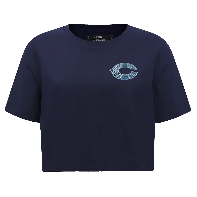NFL CHICAGO BEARS VARSITY BLUES WOMEN'S BOXY TEE (MIDNIGHT NAVY) Graphic Embroidered Appliqued NFL CHICAGO BEARS VARSITY BLUES WOMEN'S BOXY TEE (MIDNIGHT NAVY) Graphic Embroidered Appliqued
